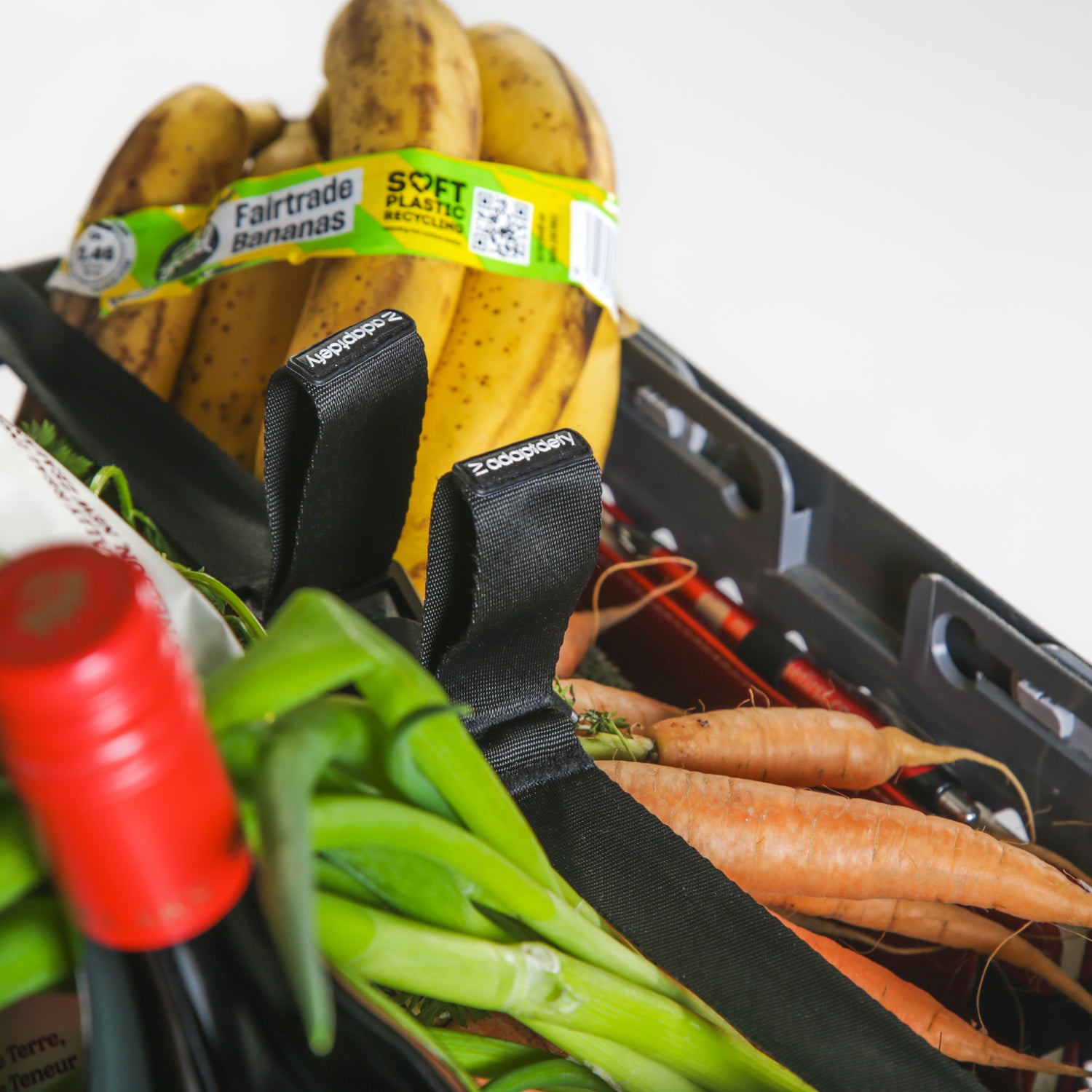 Easy to use magnet-assist buckle system.