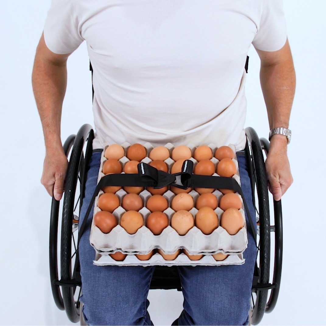 Easy to use magnet-assist buckle system.