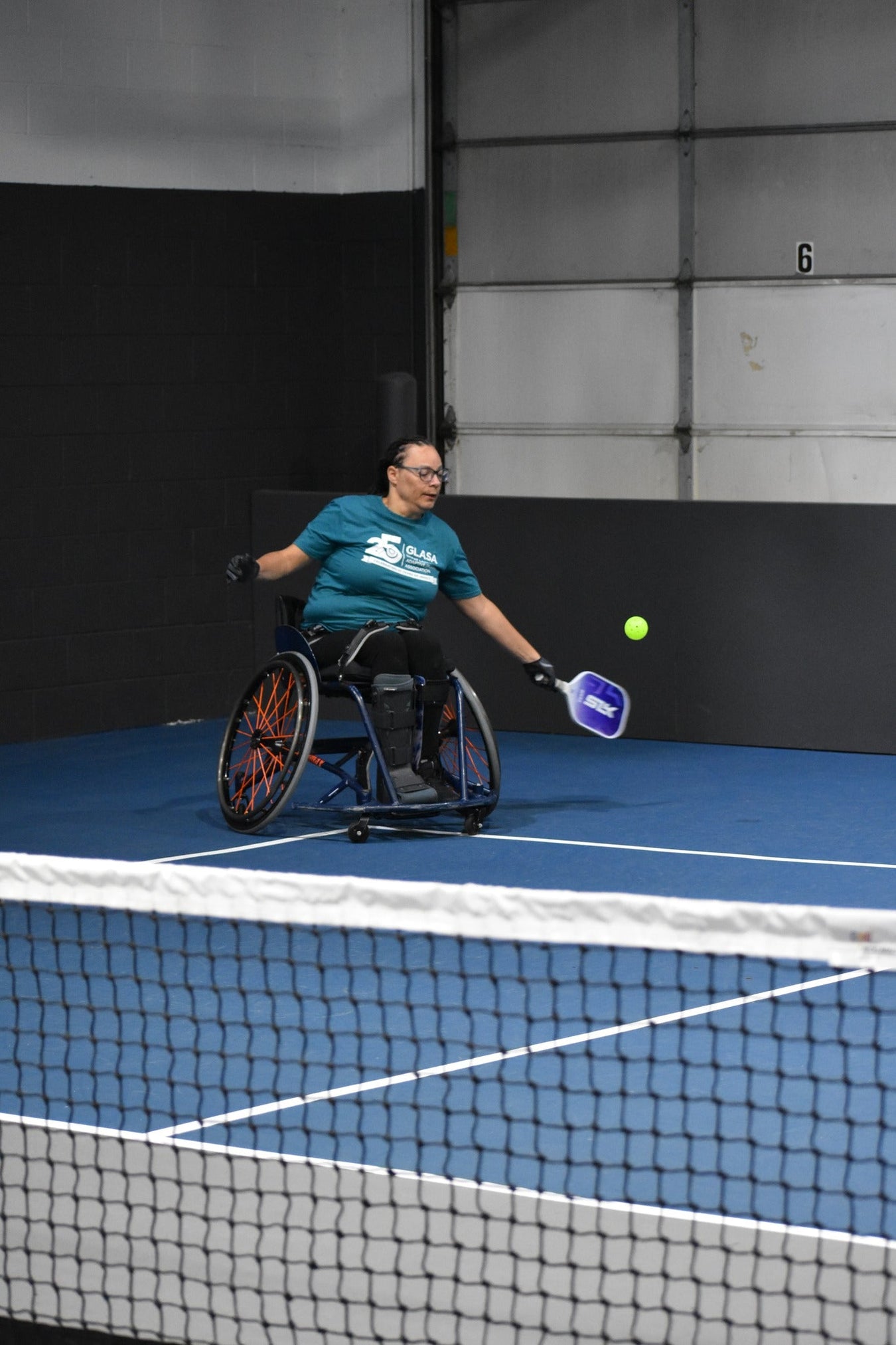GLASA para pickleball player returning a pass.