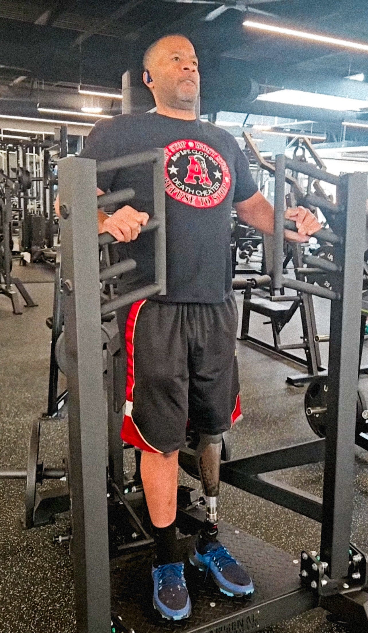 Team Amplife® Ambassador Travis Sanders wearing the Amplife® Death Cheater® in the gym while performing machine press